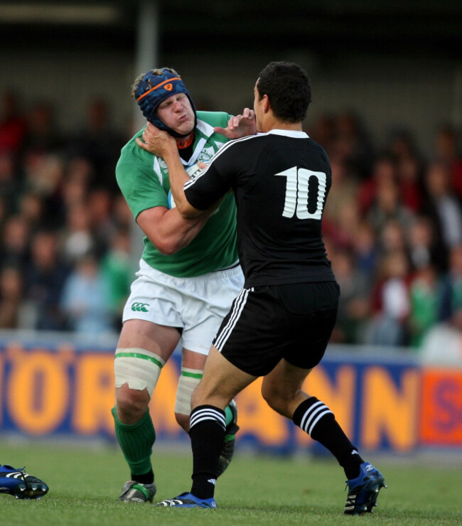 andrew-farley-gets-tackled-by-tamati-ellison
