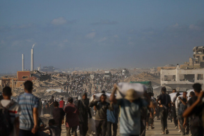 palestine-31st-july-2025-amid-growing-hunger-and-desperation-palestinians-obtained-a-small-amount-of-flour-after-seizing-humanitarian-aid-trucks-at-the-zikim-border-crossing-in-gaza-july-31-2025