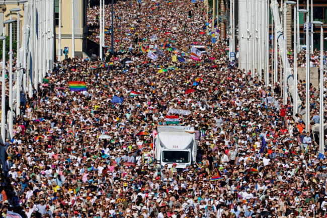 banned-lgbtq-parade-budapest-pride-hungary-ungarn-28-06-2025-budapest-v-bezirk-budapest-pride-jaehrlicher-aufzug-der-homosexuellen-inzwischen-ein-treffpunkt-aller-die-fuer-eine-freie-offene-g