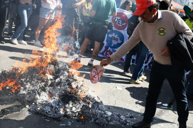 sao-paulo-brazil-01st-aug-2025-demonstration-organized-by-trade-unions-une-national-union-of-students-and-social-movements-against-the-tariffs-imposed-on-brazil-by-us-president-donald-trump-in