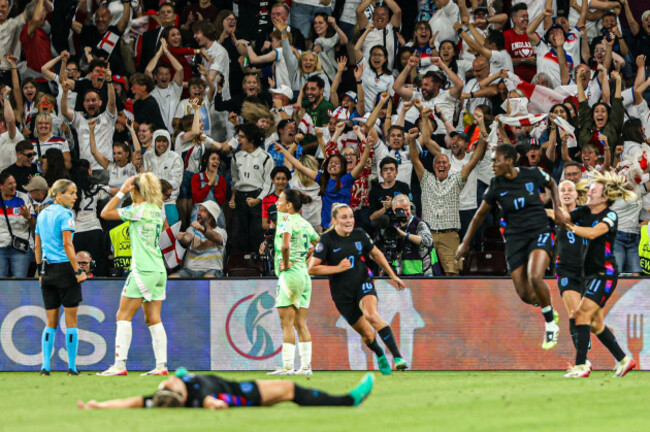 geneva-switzerland-22nd-july-2025-geneva-switzerland-july-22-players-of-england-celebrate-the-late-goal-during-the-uefa-womens-euro-2025-semi-final-match-between-england-and-italy-at-stade-de