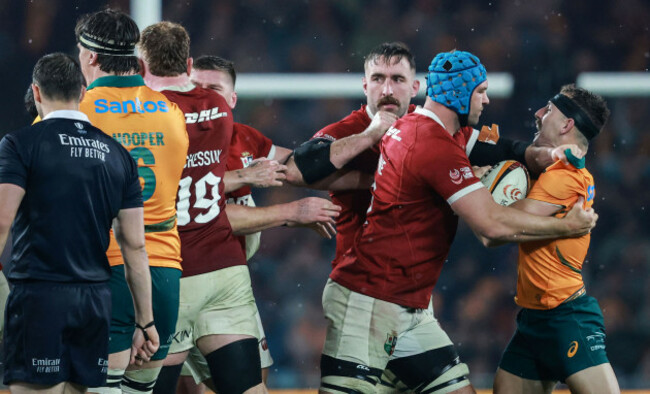 tadgh-beirne-clashes-with-nic-white