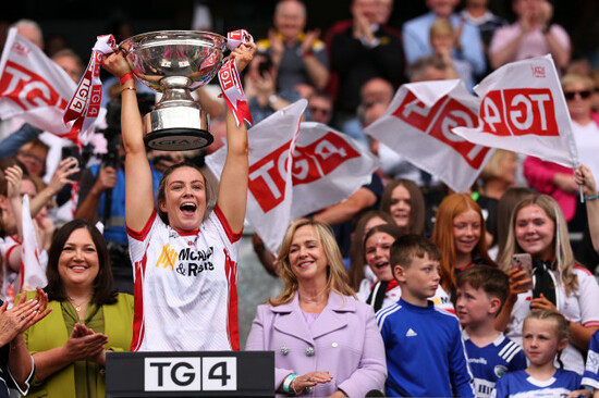aoibhinn-mchugh-lifts-the-trophy