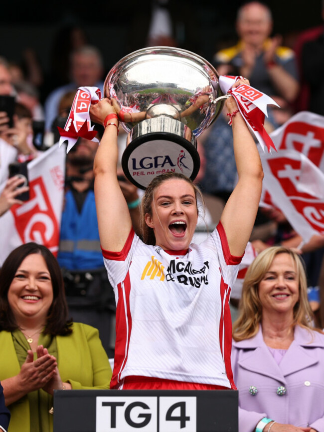 aoibhinn-mchugh-podnosi-kubek-pamiątkowy-mary-quinn