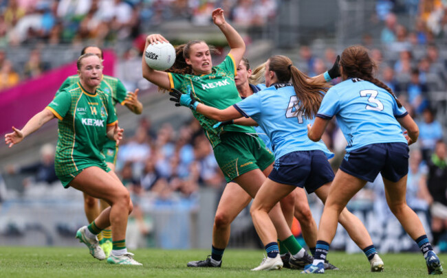 Emma Duggan wird von Niamh Donlon angegangen