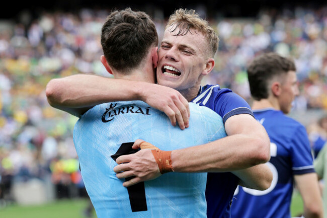 mark-oshea-celebrates-after-the-game-with-shane-ryan