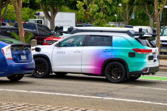 san-francisco-california-united-states-of-america-13-june-2024-a-zoox-robotaxi-in-san-francisco-characterized-by-its-eye-catching-colorful-design-and-equipped-with-state-of-the-art-technology-f