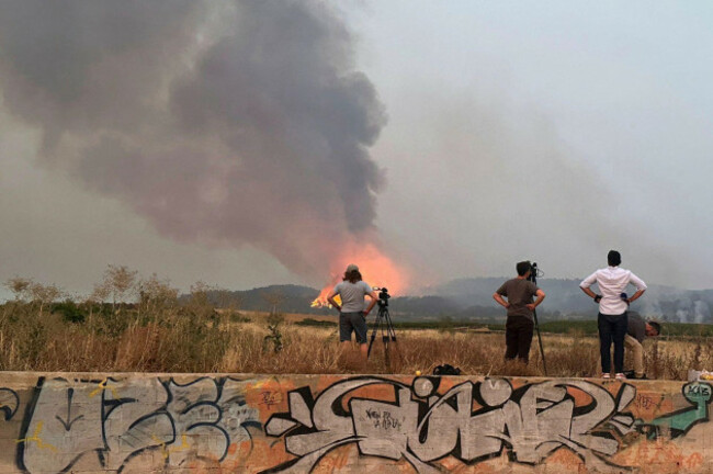 journalists-film-frances-biggest-wildfire-this-summer-near-durban-corbieres-southern-france-wednesday-aug-6-2025-ap-photohernan-munoz