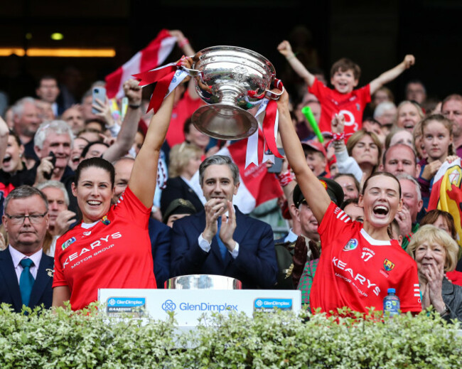molly-lynch-and-sorcha-mccartan-lift-the-sean-oduffy-cup