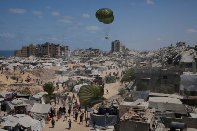 palestinians-rush-to-collect-humanitarian-aid-airdropped-by-parachutes-into-gaza-city-northern-gaza-strip-thursday-aug-7-2025-ap-photojehad-alshrafi