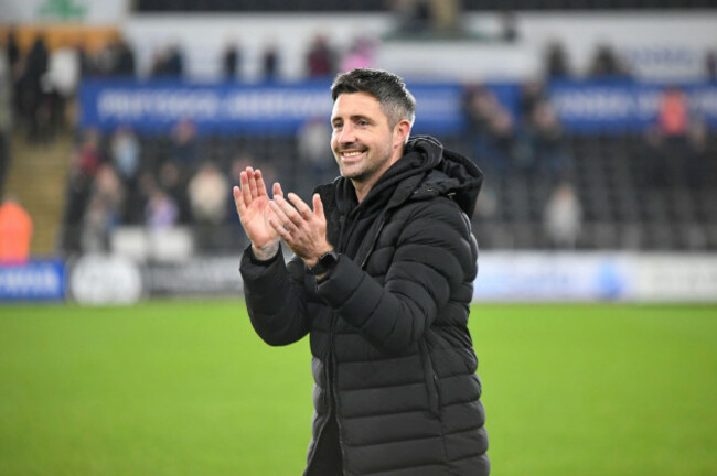 swansea-com-stadium-swansea-uk-9th-apr-2025-efl-championship-football-swansea-city-versus-plymouth-argyle-swansea-city-head-coach-alan-sheehan-applauding-the-fans-after-his-teams-3-0-win-credi