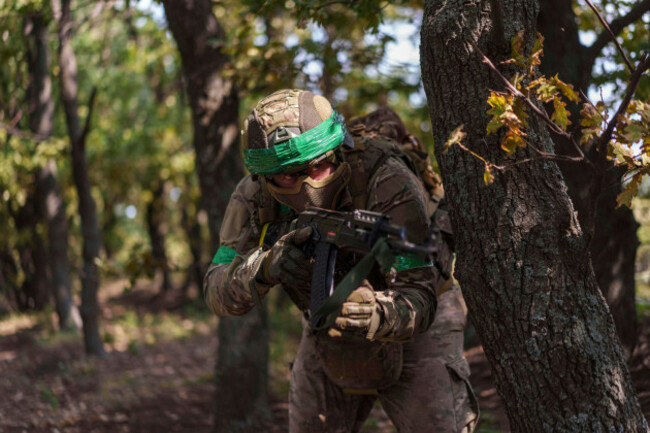 a-ukrainian-national-guard-serviceman-of-3rd-brigade-spartan-takes-his-position-during-a-training-not-far-from-the-frontline-on-pokrovsk-direction-ukraine-on-friday-august-8-2025-ap
