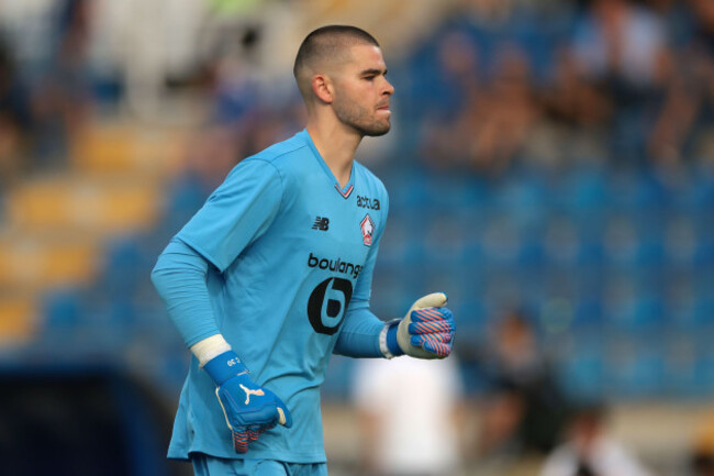 como-italy-18th-july-2025-lucas-chevalier-of-losc-lille-during-the-como-1907-vs-losc-lille-pre-season-friendly-match-at-stadio-giuseppe-sinigaglia-como-picture-credit-should-read-jonathan-moscr