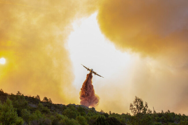 a-wildfire-raging-in-the-department-of-aude-in-the-south-of-france-on-august-6-2025-leaving-august-5-2025-afternoon-from-the-village-of-ribaute-between-carcassonne-and-narbonne-the-largest-wild