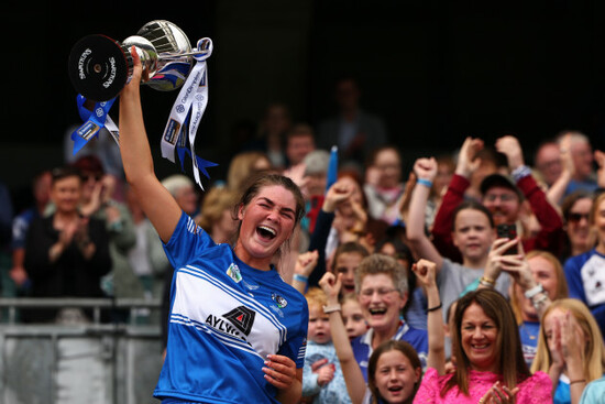 clodagh-tynan-lifts-the-kay-mills-cup