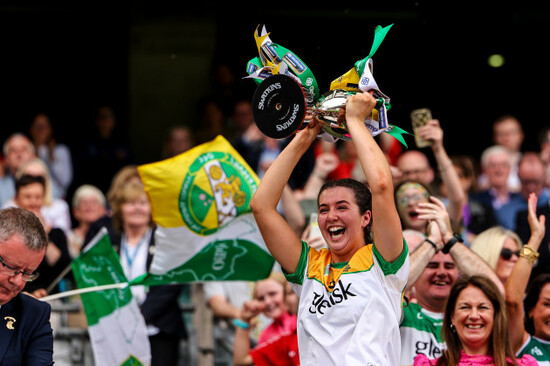 orlagh-phelan-lifts-the-the-mcgrath-cup