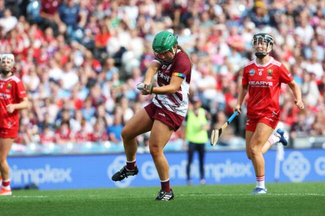 mairead-dillion-scores-a-goal