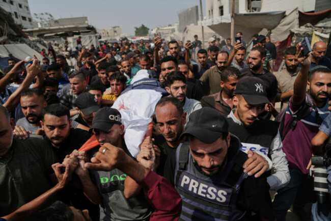 palestinians-carry-the-body-of-al-jazeera-correspondent-anas-al-sharif-who-along-with-other-journalists-was-killed-in-an-israeli-airstrike-during-his-funeral-outside-gaza-citys-shifa-hospital-com