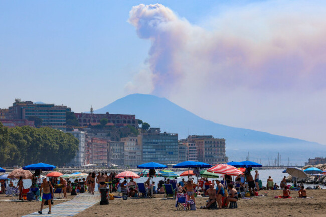 naples-italy-9-august-2025-a-view-from-the-city-beach-in-naples-of-the-enormous-column-of-smoke-from-a-large-fire-on-the-slopes-of-vesuvius-volcano-creating-the-optical-illusion-of-an-eruption
