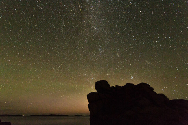 isles-of-scilly-uk-13th-aug-2016-the-perseid-meteor-shower-as-seen-from-the-isles-of-scilly-one-of-the-best-dark-sky-locations-in-the-uk-2016-credit-edward-marshallalamy-live-news