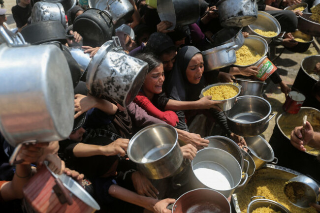 gaza-city-10th-aug-2025-displaced-palestinians-wait-to-get-free-food-in-the-west-of-gaza-city-on-aug-10-2025-credit-rizek-abdeljawadxinhuaalamy-live-news
