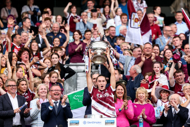 carrie-dolan-lifts-the-oduffy-cup