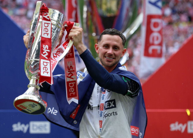wembley-stadium-london-uk-24th-may-2025-efl-championship-play-off-football-final-sunderland-versus-sheffield-united-alan-browne-of-sunderland-lifts-the-efl-championship-play-off-trophy-credit
