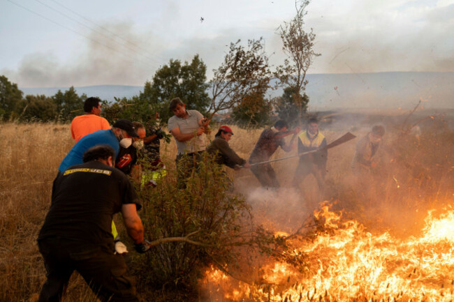 several-people-try-to-put-out-the-fire-on-august-12-2025-in-abejera-zamora-castilla-y-leon-spain-one-of-the-volunteers-who-worked-in-the-operation-of-the-fire-in-molezuelas-de-la-carballeda-z