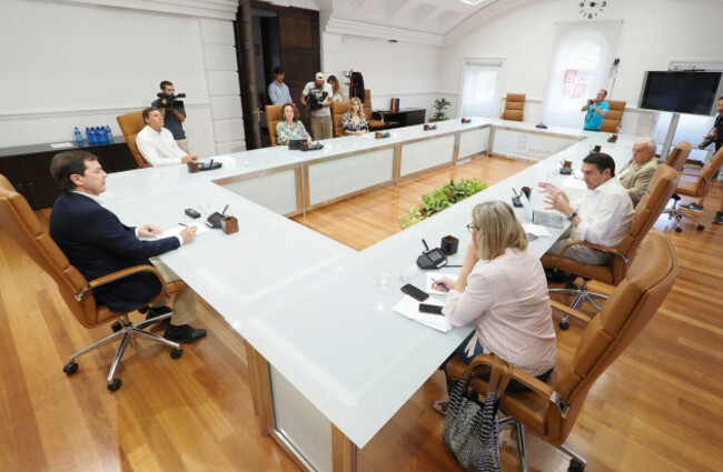the-president-of-the-junta-de-castilla-y-leon-alfonso-fernandez-manueco-left-meets-with-members-of-the-regional-executive-on-august-13-2025-in-valladolid-castilla-y-leon-spain-this-meeting-t