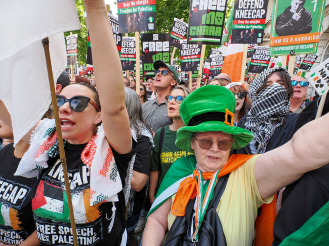 18-june-2025-westminster-magistrates-court-london-hundreds-of-protesters-gather-outside-westminster-magistrates-court-to-support-rapper-mo-chara-from-kneecap-and-demand-that-the-charges-are-droppe