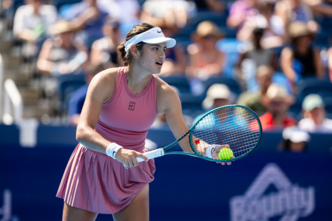 mason-ohio-august-11-emma-raducanu-of-great-britain-serves-against-aryna-sabalenka-during-day-5-of-the-cincinnati-open-at-the-lindner-family-tennis-center-on-august-11-2025-in-mason-ohio-photo