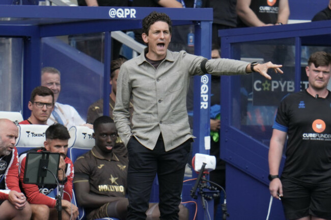 keith-andrews-manager-of-brentford-during-the-pre-season-friendly-match-queens-park-rangers-vs-brentford-at-kiyan-prince-foundation-stadium-london-united-kingdom-2nd-august-2025photo-by-harvey-m