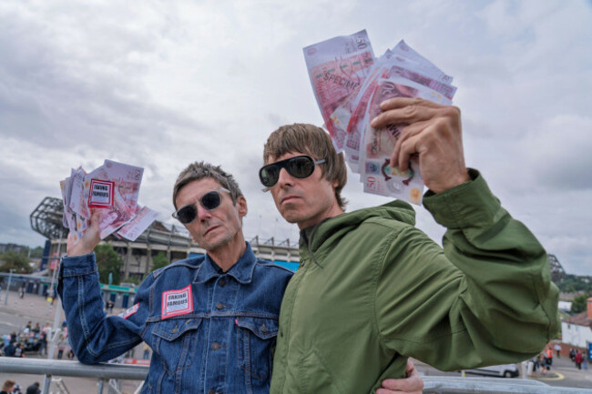 edinburgh-scotland-uk-8th-august-2025-oasis-play-first-of-3-gigs-at-scottish-gas-murrayfield-stadium-in-edinburgh-pic-actors-from-the-edinburgh-fringe-show-faking-famous-play-noel-and-liam-gal