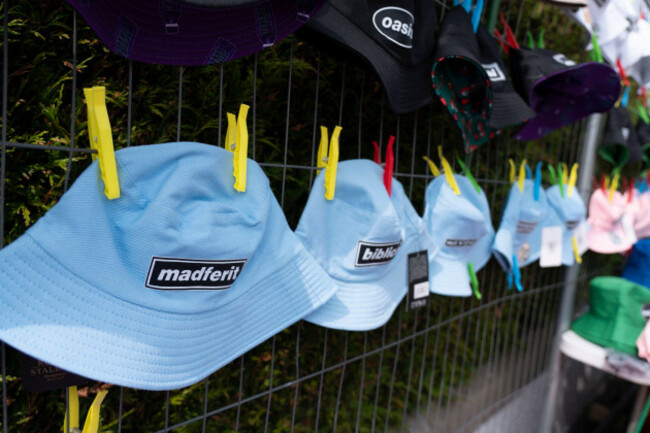 edinburgh-scotland-uk-8th-august-2025-oasis-play-first-of-3-gigs-at-scottish-gas-murrayfield-stadium-in-edinburgh-pic-bucket-hats-for-sale-outside-stadium-credit-iain-mastertonalamy-live-ne