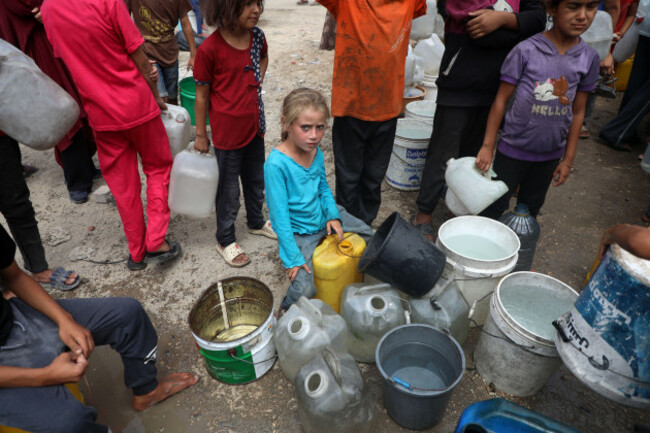 gaza-1st-aug-2025-a-displaced-palestinian-child-fetches-water-at-a-temporary-shelter-in-gaza-city-on-aug-1-2025-credit-rizek-abdeljawadxinhuaalamy-live-news
