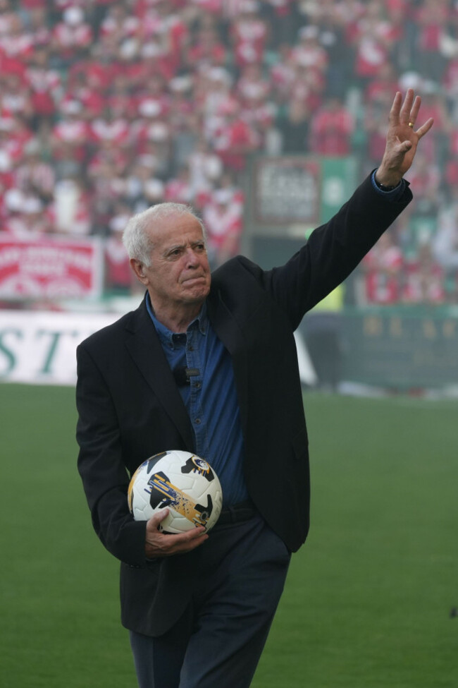 9th-july-2025-easter-road-edinburgh-scotland-scottish-pre-season-football-friendly-hibernian-versus-rot-weiss-essen-pat-stanton-hibernian-club-legend-waves-to-the-hibernian-fans-during-a-ceremo