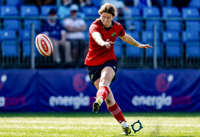 caitriona-finn-kicks-a-conversion