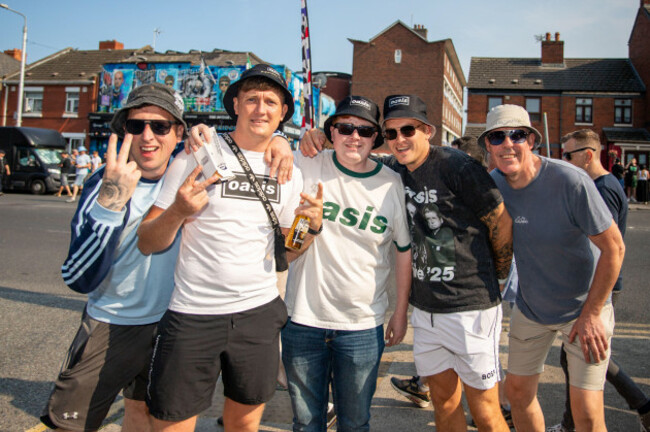 dublin-ireland-16-august-2025-fans-pose-for-photos-outside-croke-park-as-supporters-and-concertgoers-make-their-way-to-the-stadium-for-the-first-of-two-sold-out-concerts-in-ireland