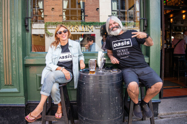 dublin-ireland-16-august-2025-fans-gather-outside-temple-bar-as-supporters-and-concertgoers-make-their-way-to-croke-park-stadium-for-the-first-of-two-sold-out-concerts-in-ireland-credit-liam-mu