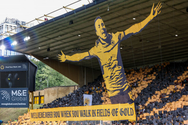 an-old-gold-tribute-to-diota-jota-during-the-premier-league-match-between-wolverhampton-wanderers-and-manchester-city-at-molineux-wolverhampton-on-saturday-16th-august-2025-photo-stuart-leggett