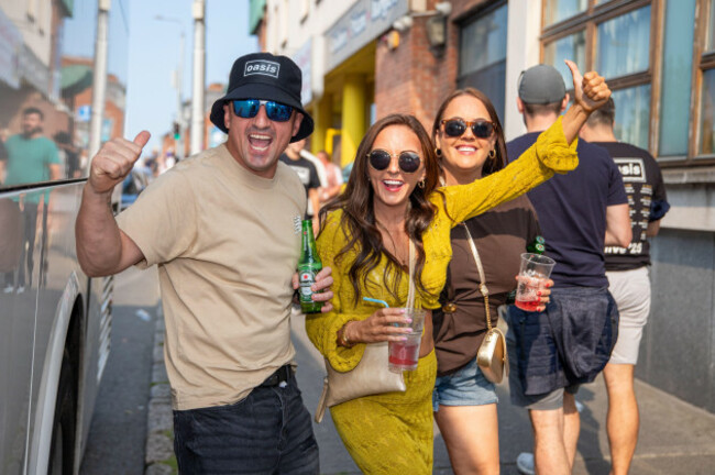 dublin-ireland-16-august-2025-fans-pose-for-photos-outside-croke-park-as-supporters-and-concertgoers-make-their-way-to-the-stadium-for-the-first-of-two-sold-out-concerts-in-ireland