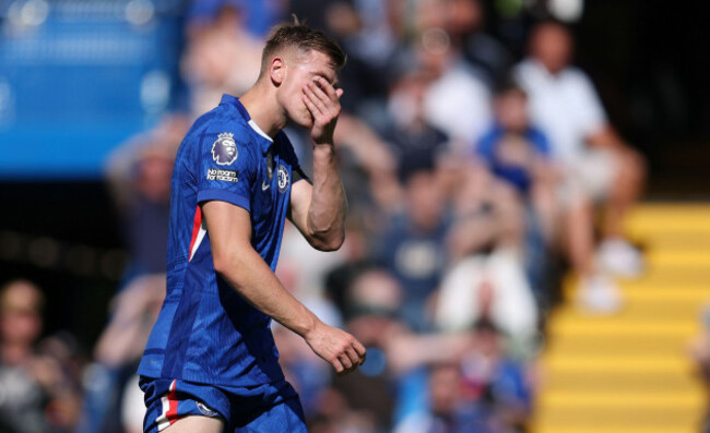london-uk-17th-aug-2025-liam-delap-of-chelsea-reacts-after-his-team-miss-a-goal-scoring-chance-during-the-chelsea-vs-crystal-palace-premier-league-match-at-stamford-bridge-london-picture-credit