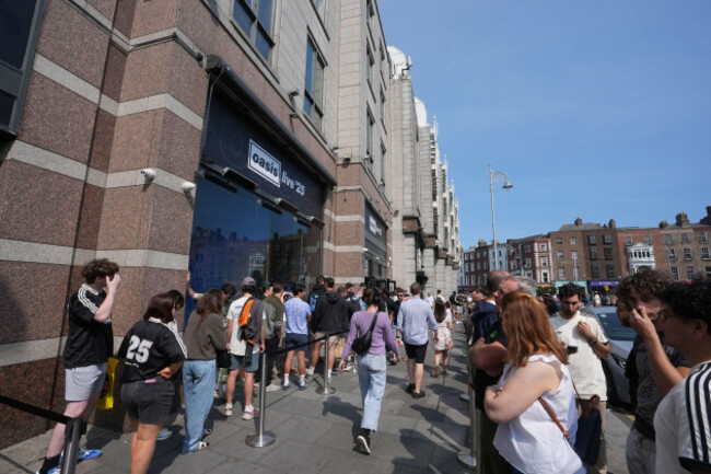 fans-queue-outside-the-oasis-merchandise-store-on-st-stephens-green-in-dublin-ahead-of-the-bands-second-night-of-the-oasis-live-25-tour-picture-date-sunday-august-17-2025