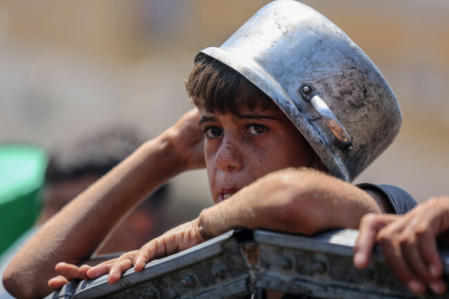 gaza-2nd-aug-2025-a-palestinian-boy-waits-to-receive-free-food-from-a-food-distribution-center-in-gaza-city-on-aug-2-2025-credit-rizek-abdeljawadxinhuaalamy-live-news