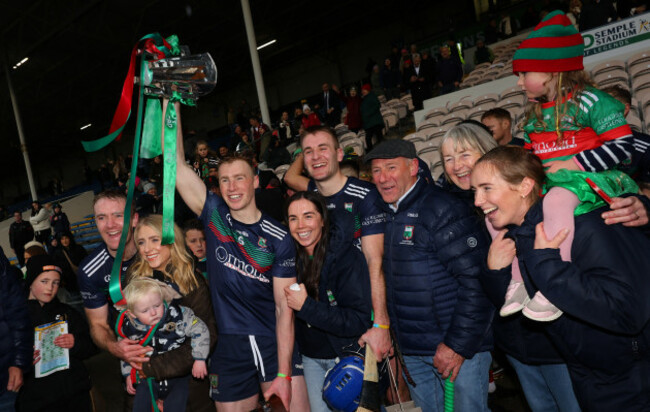 Noel McGrath, Brian McGrath und John McGrath feiern mit ihrer Familie