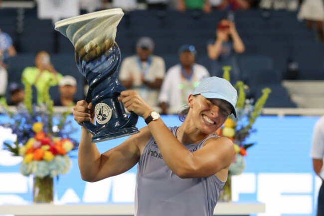 cincinnati-oh-august-18-iga-swiatek-of-poland-poses-with-the-rookwood-cup-after-defeating-jasmine-paolini-of-italy-after-the-championship-match-at-the-cincinnati-open-at-the-lindner-family-tennis