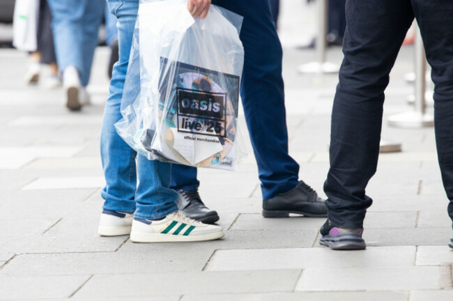 dublin-ireland-5th-august-2025-outside-the-oasis-live-25-pop-up-shop-at-dublins-stephens-green-credit-liam-murphyalamy-live-news