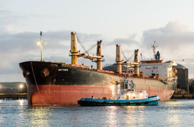 marino-point-cork-ireland-07th-november-2023-siezed-drug-ship-mv-matthew-is-assisted-by-the-tug-boat-gerry-osullivan-as-she-performs-a-turning-manoeuvre-on-the-river-lee-at-dawn-before-transferr