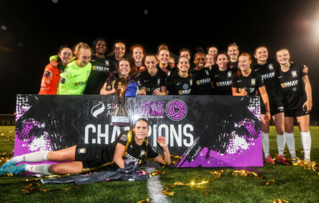 athlone-celebrate-after-winning-the-sse-airtricity-womens-premier-division