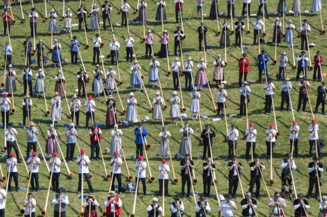 alphorn-players-line-up-in-the-area-on-the-occasion-of-an-alphorn-world-record-attempt-with-over-1000-alphorn-players-at-the-klewenalp-festival-in-the-canton-of-nidwalden-switzerland-saturday-31-a